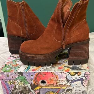 Free People Preston Platform Taupe suede EUC with box